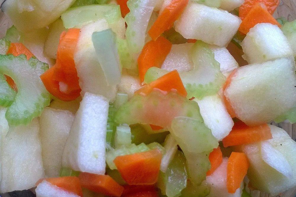 Сельдереевый салат с яблоком, морковью и мятой Сельдереевый салат с яблоком, морковью и мятой