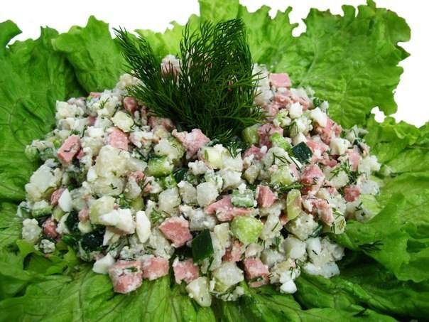 Слоеный куриный салат с огурцами и сыром Слоеный куриный салат с огурцами и сыром