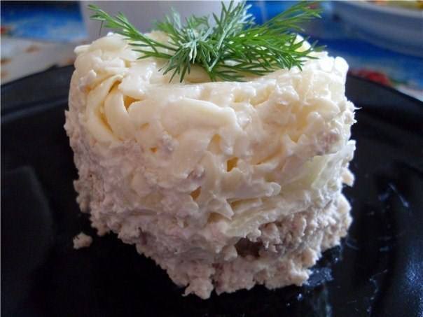 Слоеный мясной салат с луком Слоеный мясной салат с луком