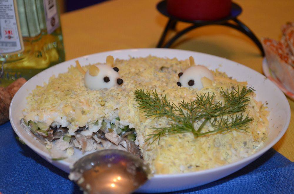 Слоеный салат с курицей и грибами Слоеный салат с курицей и грибами