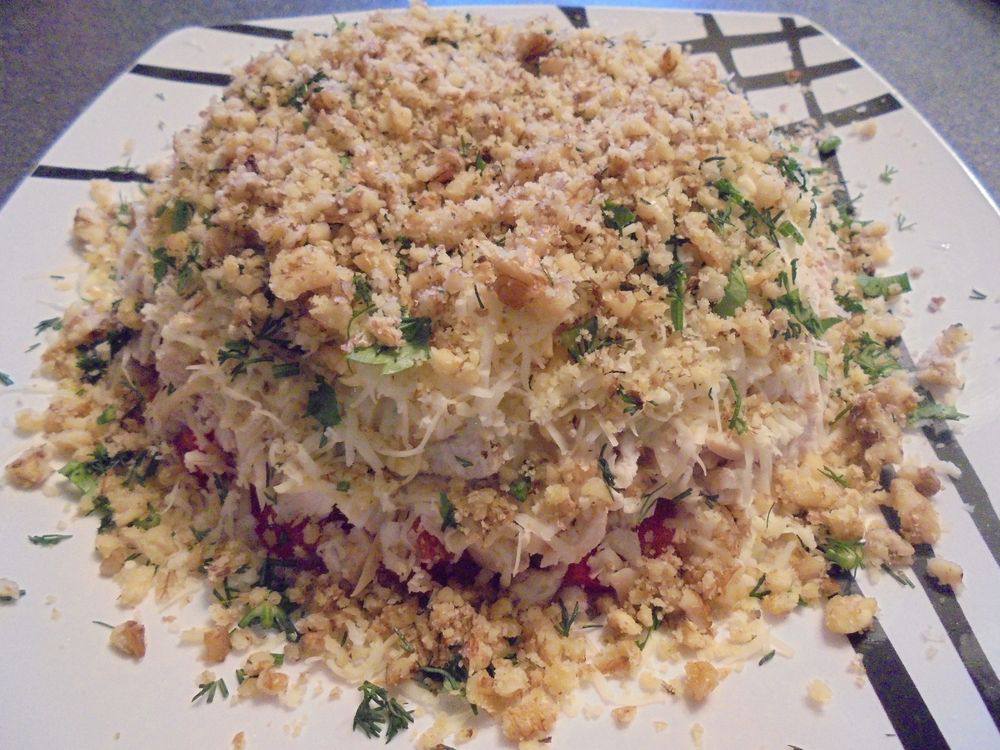 Слоеный салат с куриной грудкой и помидорами Слоеный салат с куриной грудкой и помидорами