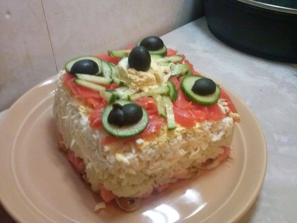 Слоеный салат с семгой, яйцами и картофелем под майонезом Слоеный салат с семгой, яйцами и картофелем под майонезом