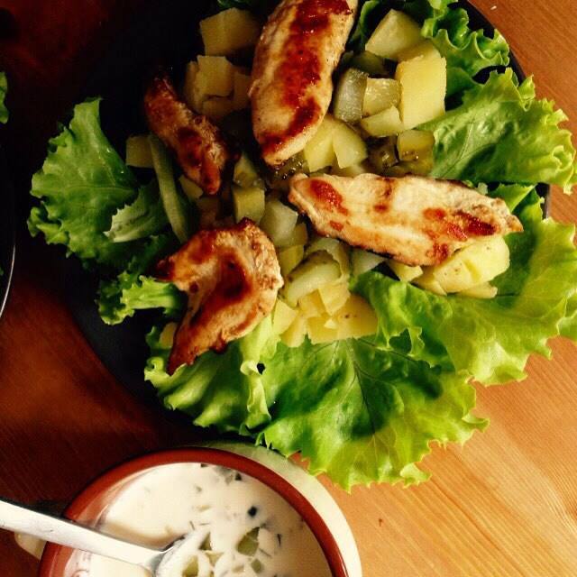 Теплый салат с курицей и соусом из корнишонов Теплый салат с курицей и соусом из корнишонов