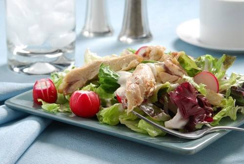 Закуска из курицы в листьях салата Закуска из курицы в листьях салата