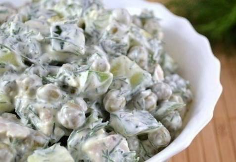 Зеленый салат с курицей, горошком и огурцами Зеленый салат с курицей, горошком и огурцами