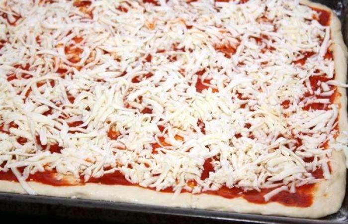 Рецепт Домашняя пицца с мясом и колбасой  шаг-4