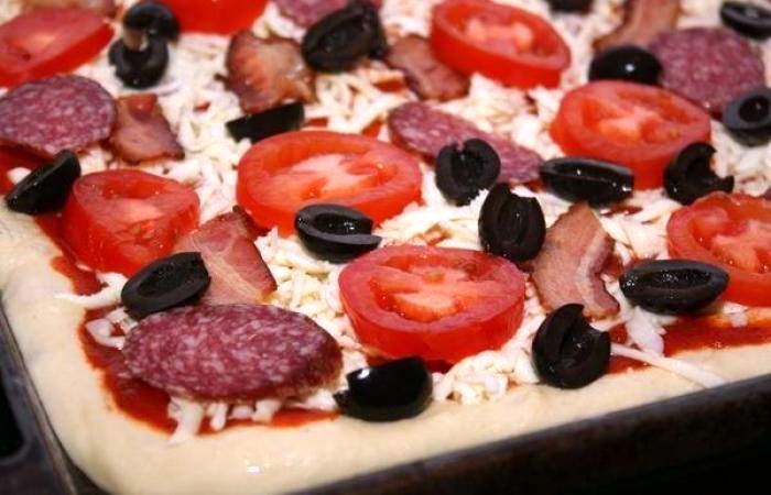 Рецепт Домашняя пицца с мясом и колбасой шаг-5