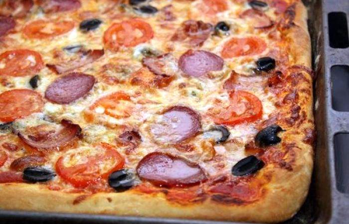 Рецепт Домашняя пицца с мясом и колбасой шаг-6