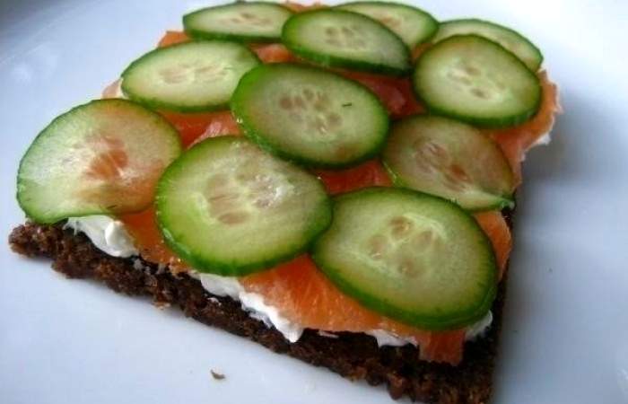 Рецепт Бутербродный торт с лососем и сливочным сыром  шаг-4