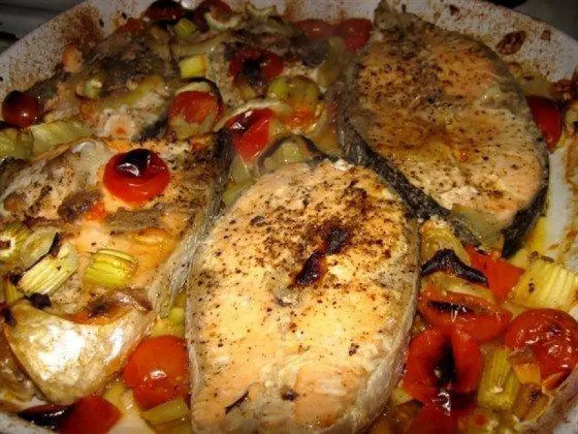 Готовим Рыба Запеченая семга с помидорами и сельдереем