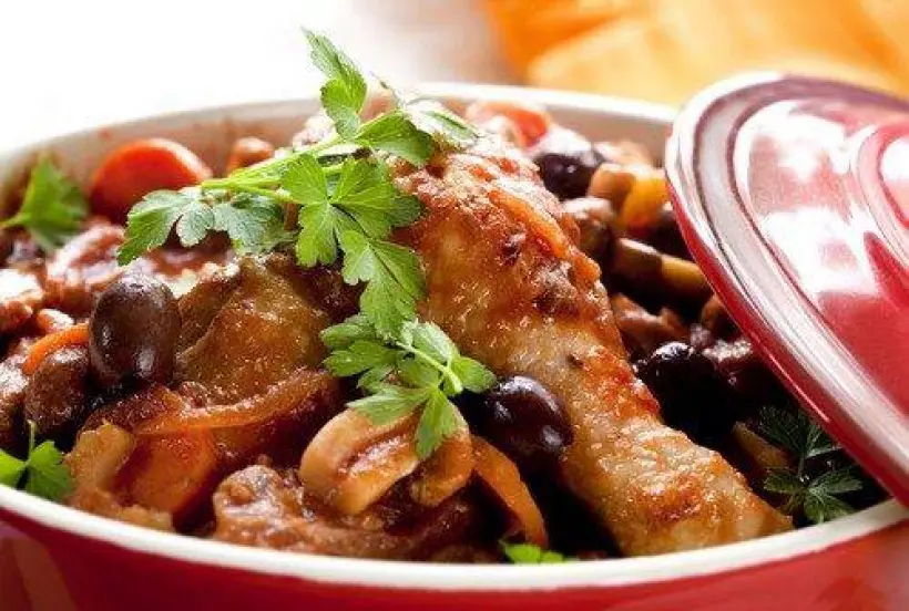 Готовим Мясо Курица с каперсами, анчоусами, чесноком и оливками в томатном соусе