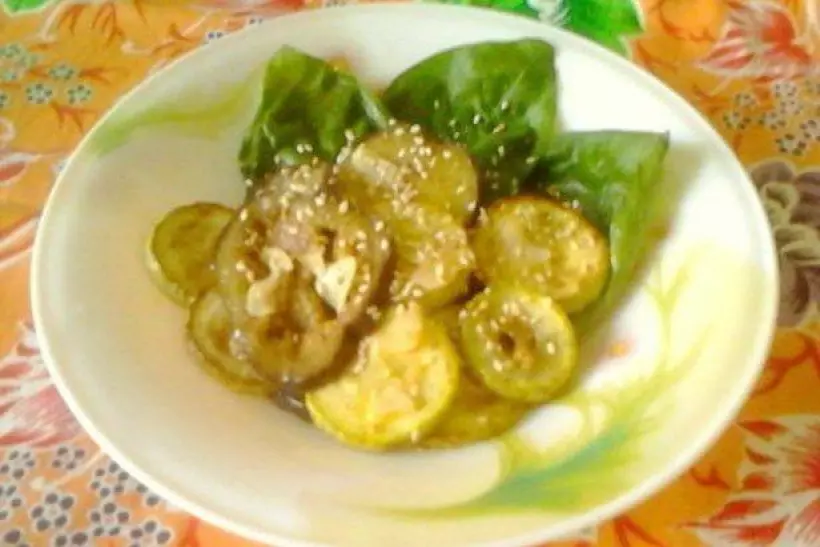 Готовим Салаты Теплый салат из кабачков и баклажанов с карри, жареным чесноком и кунжутом
