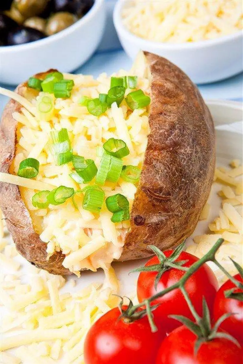 Готовим Вегетарианские Картофель в мундире, фаршированный луком-пореем и сырами