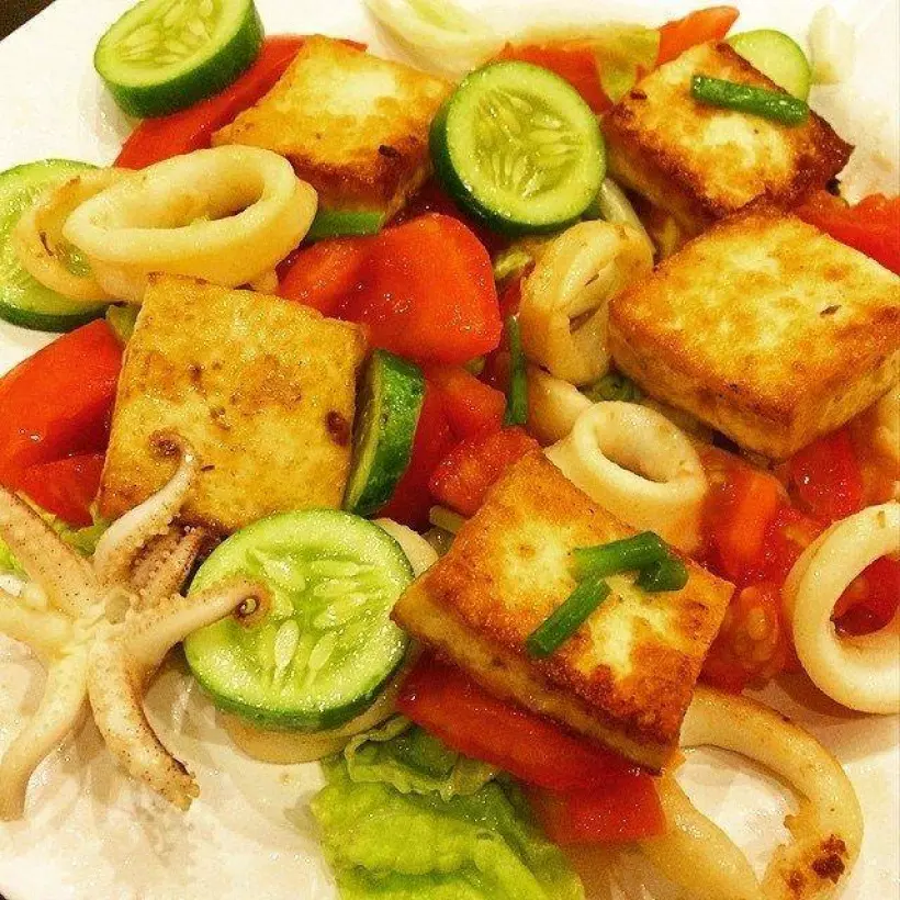 Готовим Салаты Теплый салат с кальмарами и тофу