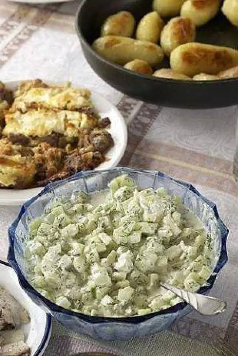 Готовим Салаты Огуречный салат со сметаной и чесноком