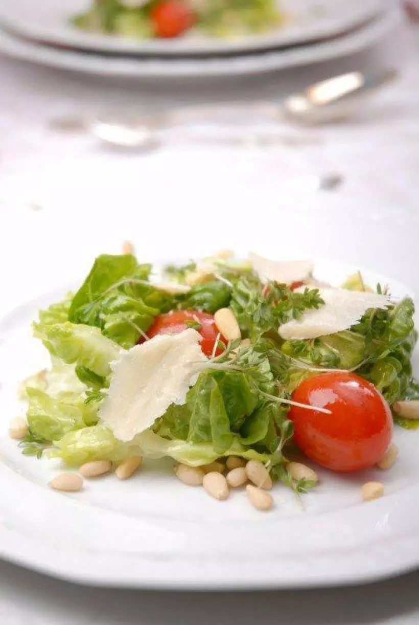 Готовим Салаты Зеленый салат с черри и кедровыми орешками