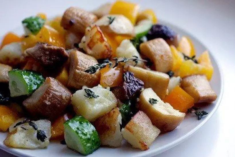 Готовим Салаты Теплый салат с королевскими вешенками, обжаренным картофелем и тимьяном