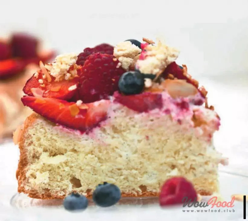 Готовим Десерты Бисквитный пирог с ягодами и кремом