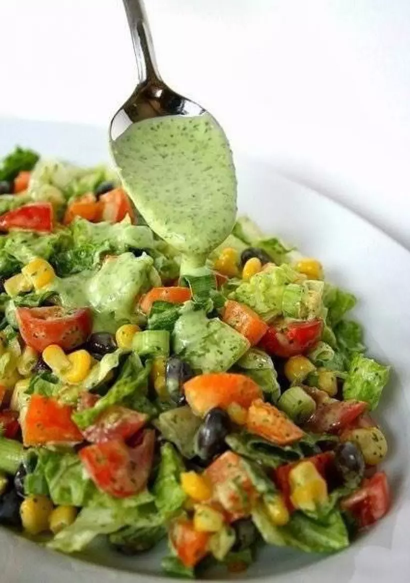 Готовим Салаты Овощной фитнес-салат с соусом из авокадо