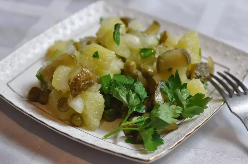 Готовим Салаты Салат картофельный с маринованными огурцами
