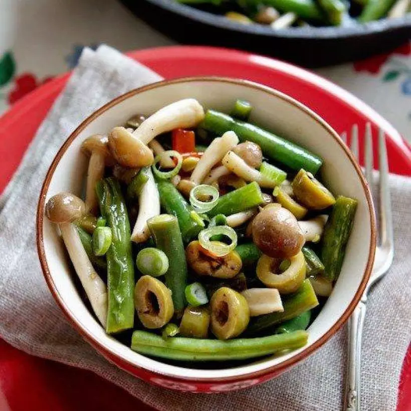 Готовим Вегетарианские Зеленая фасоль с грибами и оливками