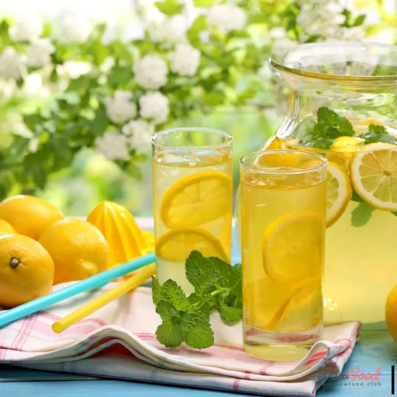 Лимонный напиток с медом и розмарином