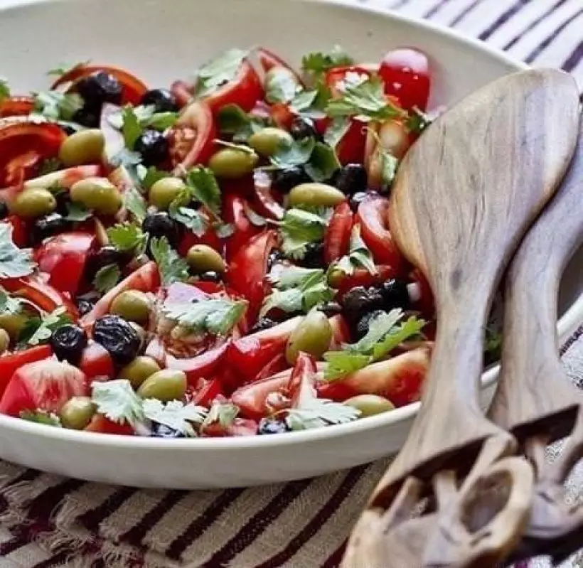 Готовим Салаты Помидорный салат с оливками и кориандром