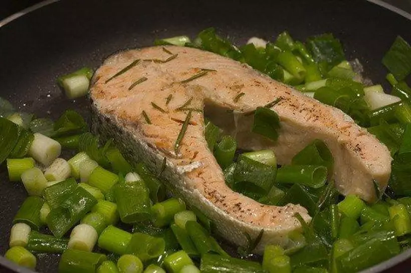Готовим Рыба Рыба, запеченная в фольге с зеленым луком и имбирем