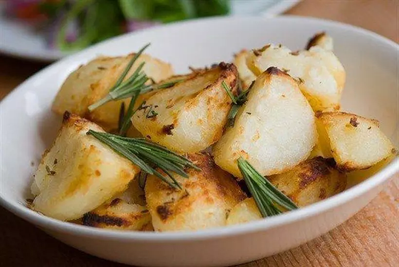 Готовим Закуски Жареный молодой картофель с каперсами, чесноком и розмарином