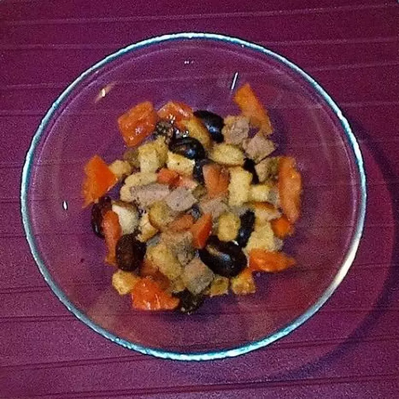 Готовим Салаты Салат «Груцам» с запеченным мясом, виноградом, помидорами и гренками