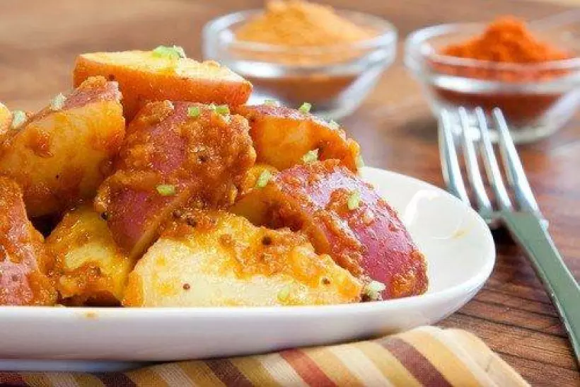 Готовим Закуски Вареный молодой картофель под сырно-томатным соусом