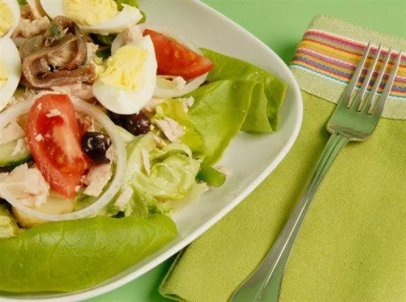 Готовим Салаты Салат из тунца и анчоусов со свежими овощами и зеленью