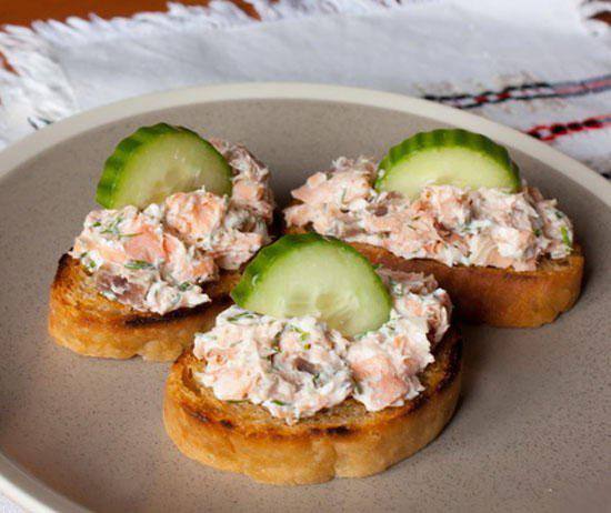 Кростини с копченой рыбой и сливочным сыром рецепт 👌 с фото пошаговый ...