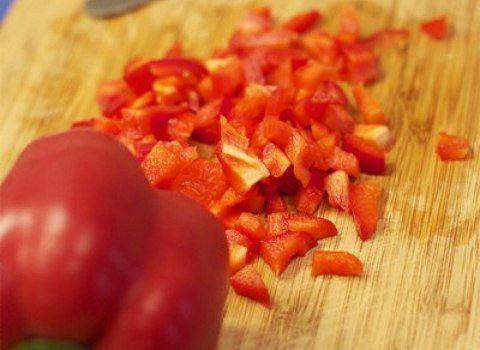 Рецепт Брускетты с помидорами и болгарским перцем шаг-1