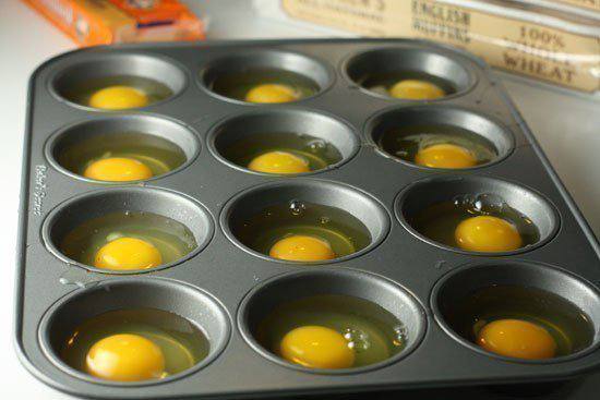 Рецепт Бургеры с печеной яичницей и сыром шаг-1