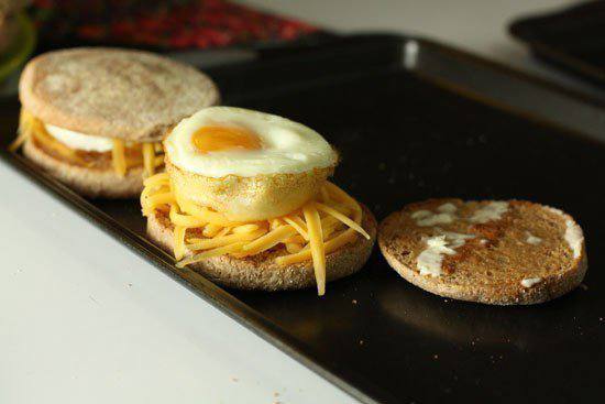 Рецепт Бургеры с печеной яичницей и сыром  шаг-4