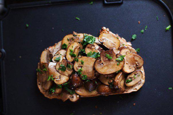 Рецепт Чесночные сэндвичи с грибами и сыром  шаг-2