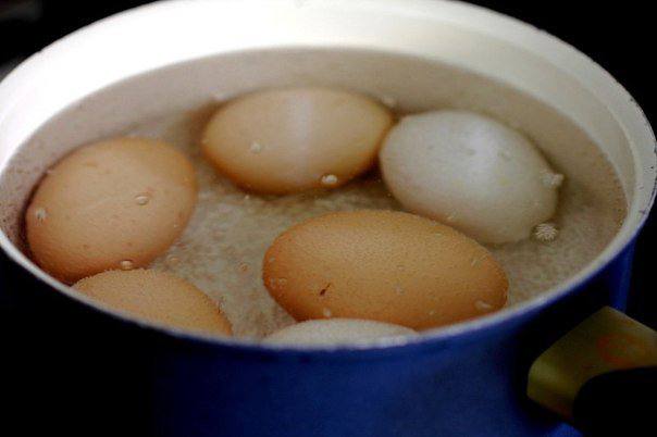 Рецепт Фаршированные яйца с васаби и семгой шаг-1