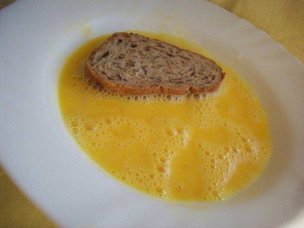 Рецепт Гренки с яйцом и сыром шаг-1