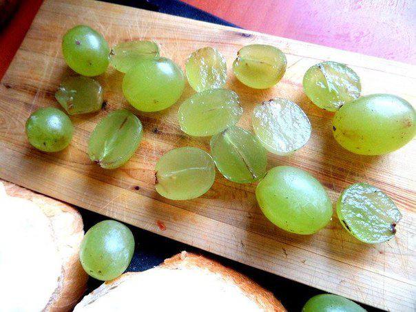 Рецепт Гренки с запеченным творогом и виноградом шаг-3