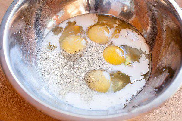 Рецепт Круассаны с форелью и яичницей-болтуньей шаг-1