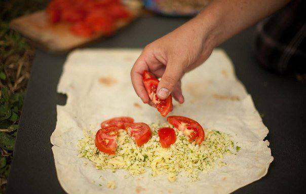 Рецепт Лаваш с сыром и помидорами на гриле шаг-3