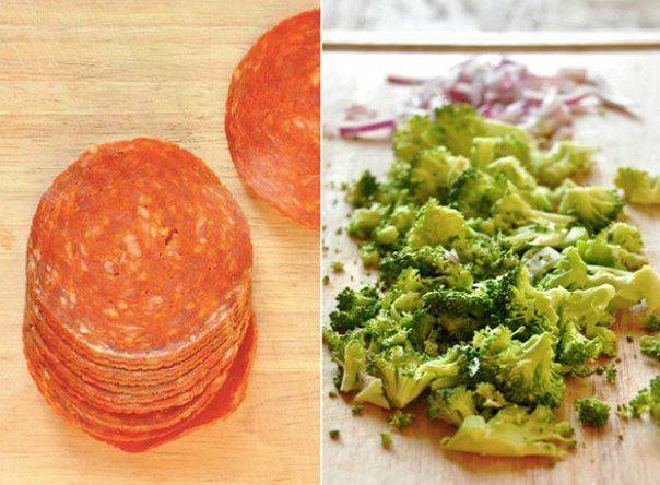 Рецепт Пицца-омлет с брокколи и колбасой шаг-1