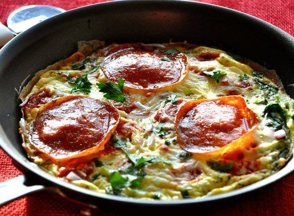 Рецепт Пицца-омлет с брокколи и колбасой шаг-3