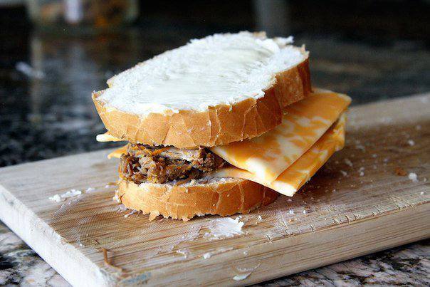 Рецепт Сэндвичи-гриль с сыром и мясом  шаг-2