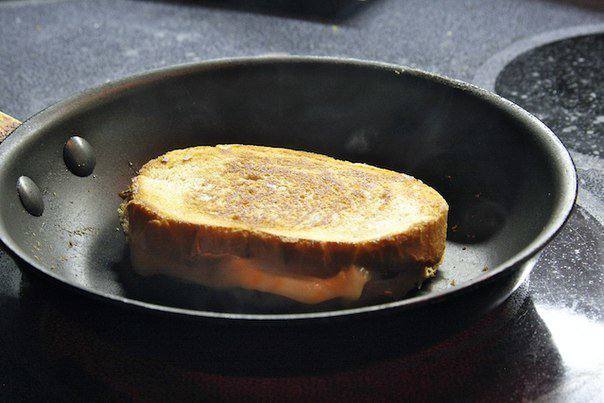 Рецепт Сэндвичи-гриль с сыром и мясом шаг-3