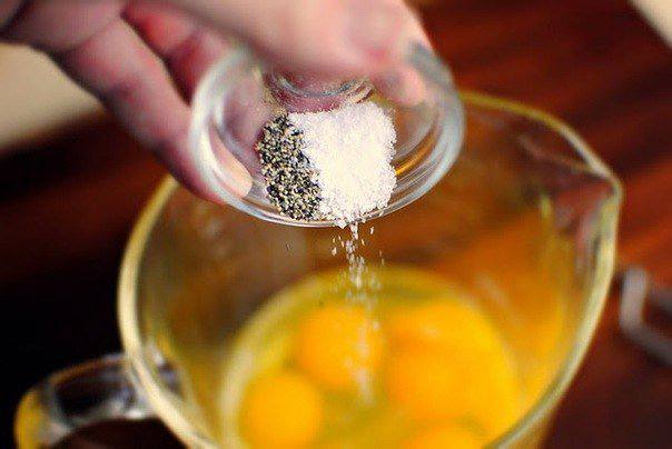 Рецепт Запеченная яичница с картофелем и сосисками шаг-3