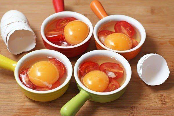 Рецепт Запеченная яичница с помидорами шаг-3