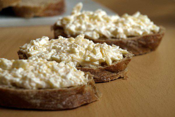 Рецепт Запеченные бутерброды с сыром и чесноком шаг-3