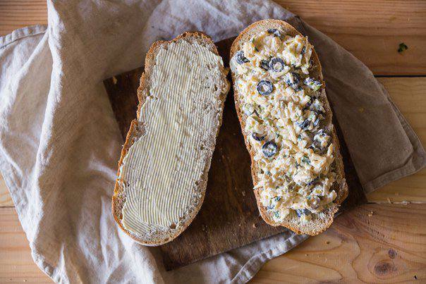 Рецепт Запеченные бутерброды с сыром и оливками  шаг-4